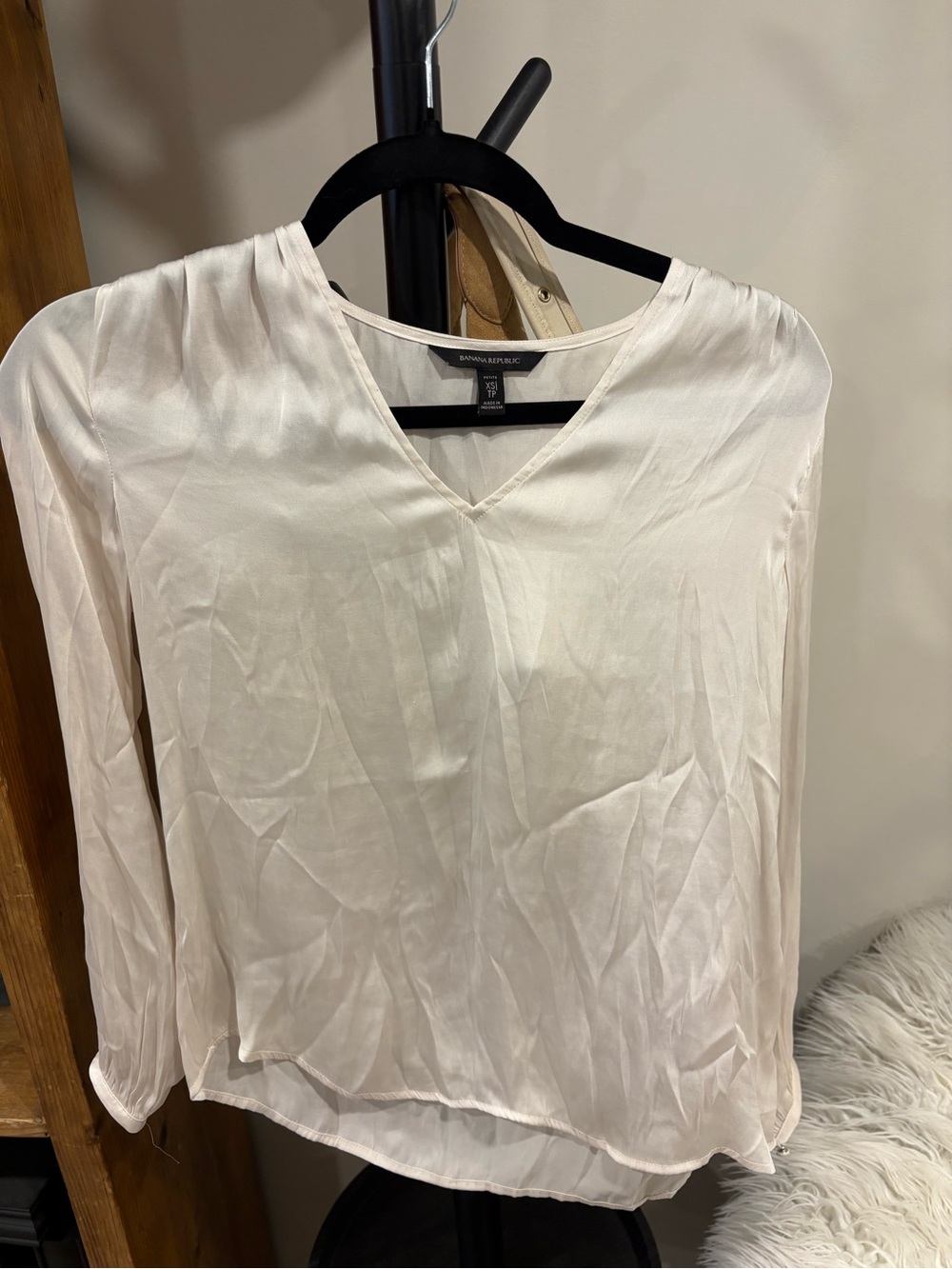 Banana Republic Cream V-Neck Long Sleeve Silk-Like Blouse